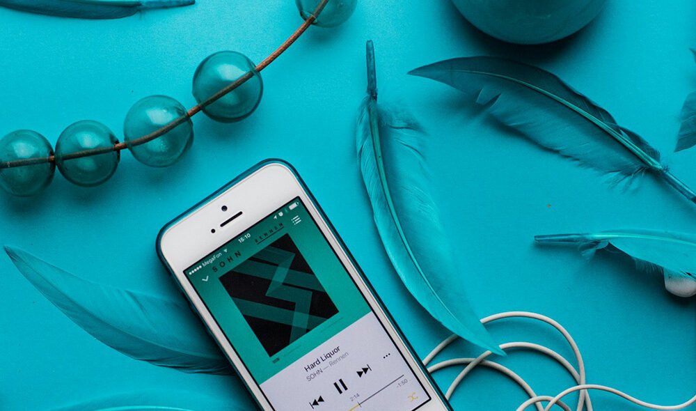 Delve into Sonic Perfection with the Cutting-Edge Earpods Delve into Sonic Perfection with the Cutting-Edge Earpods